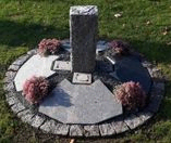 Stele-område i plæne på Sct. Hans Kirkegård i Hjørring