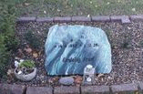 Urnegrav i plæne med oprejst gravminde på Sct. Hans Kirkegård i Hjørring
